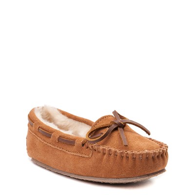 stores that sell minnetonka moccasins
