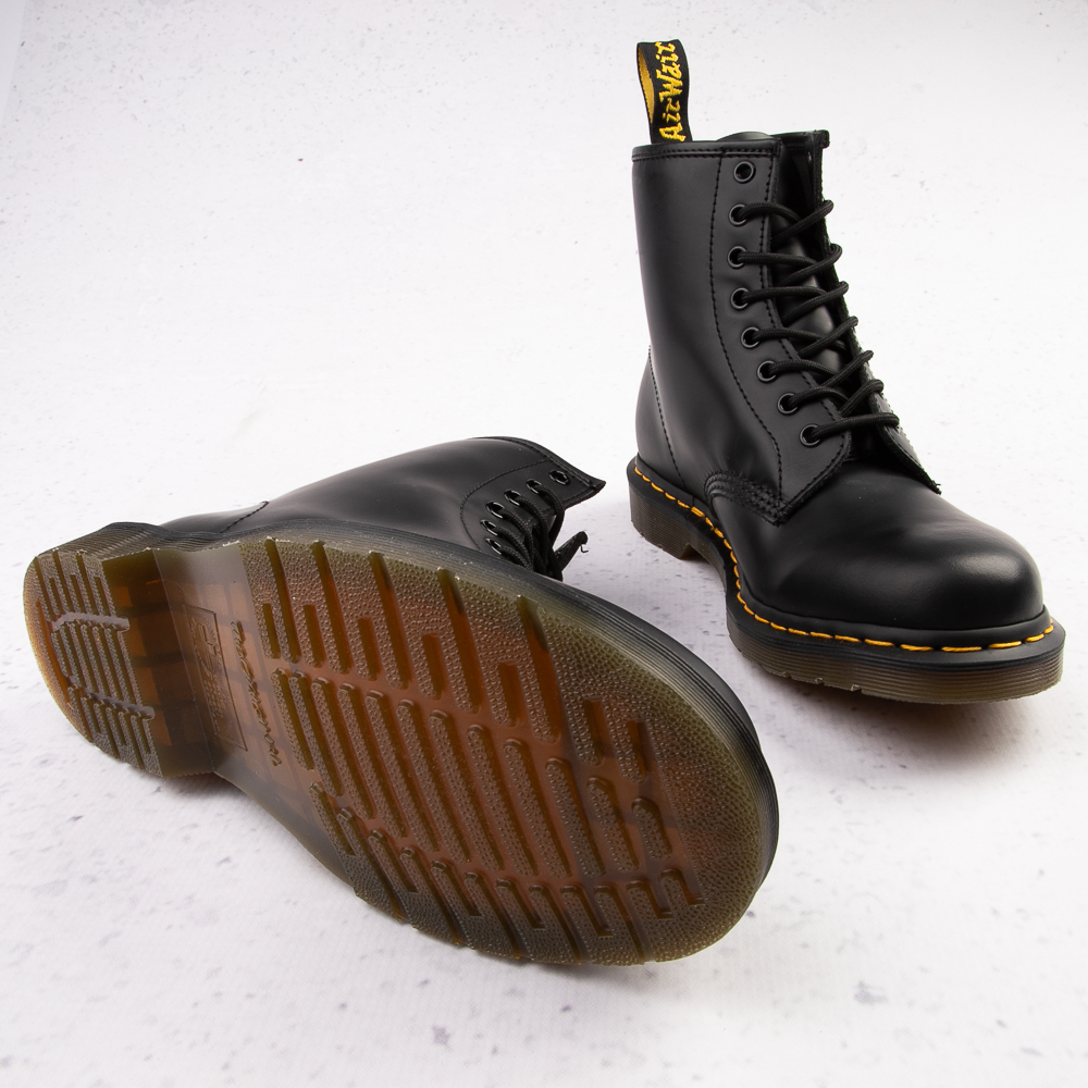 Dr. Martens 8 Eye Boot, Anfibi Unisex In Pelle Liscia Con Inserti Elastici E Cuciture Gialle