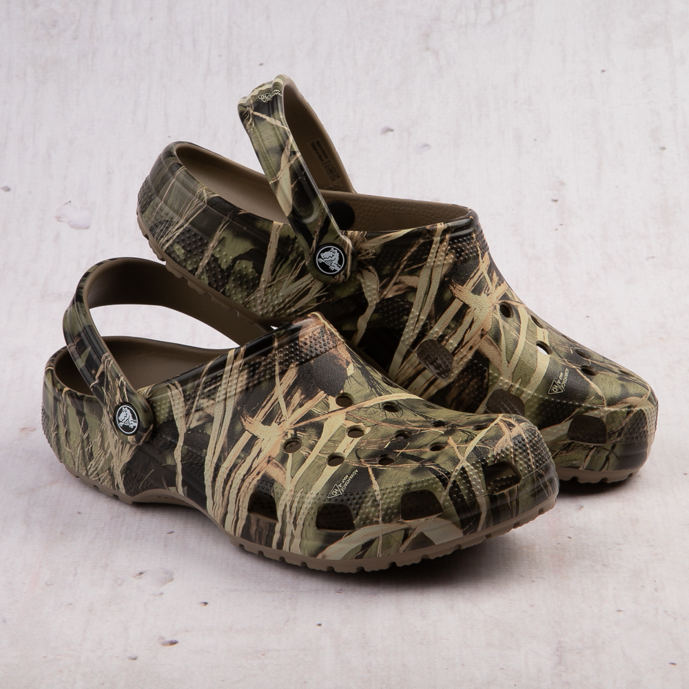 Camo on sale crocs outfit