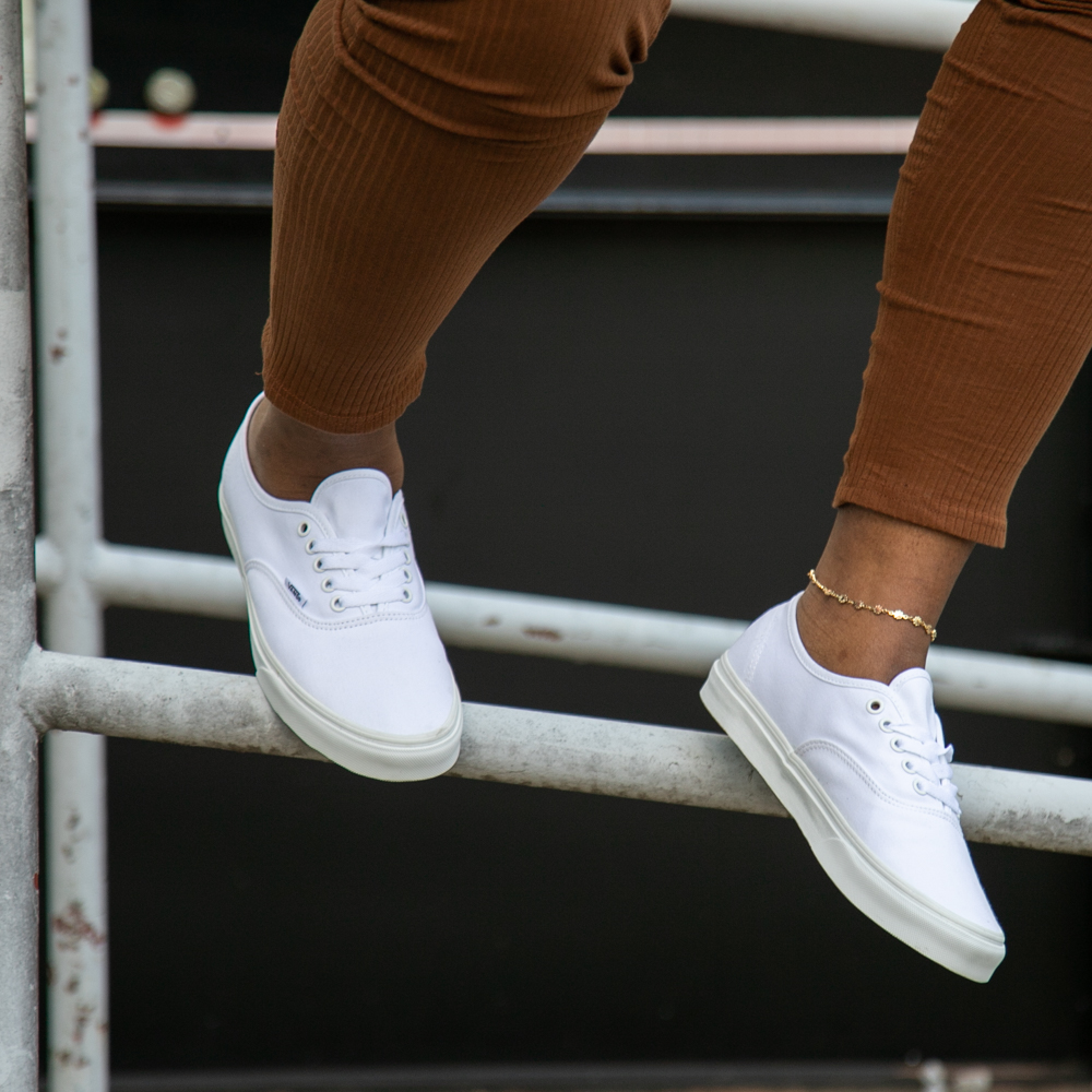 lechuga Ondular Falange Vans Authentic Skate Shoe - True White | Journeys