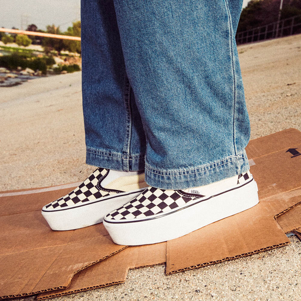 Black and white checkered vans platform online