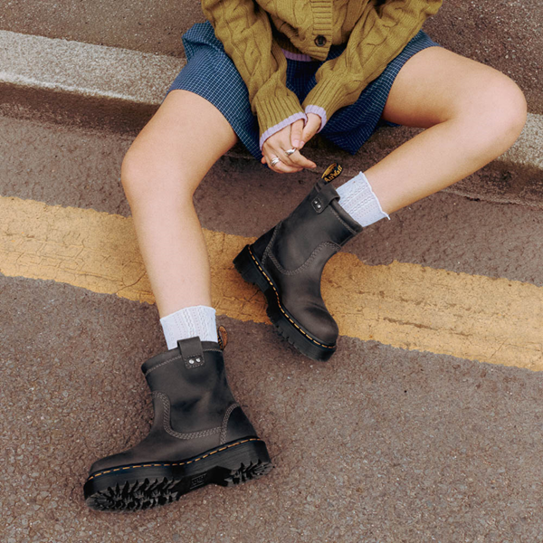 Cheap Uni sat Jordan Outlet Dark Grey Martens Bottes A plateforme Jadon brunes en cuir Dr. Martens Anistone Biker Boot