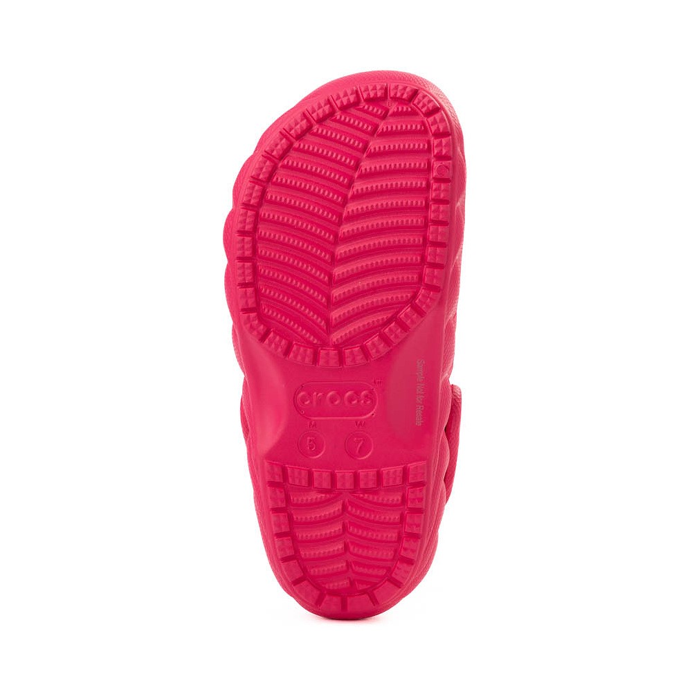 Crocs Classic Lined Overpuff Clog - Dragonfruit | Journeys