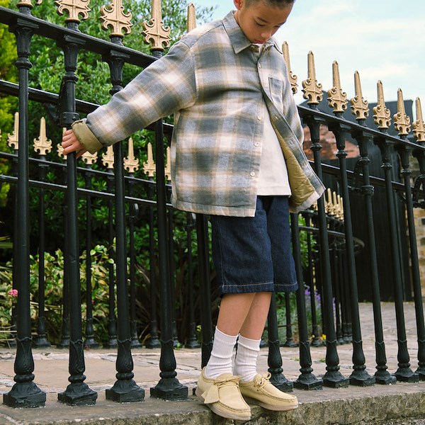alternate view Clarks Wallabee Low Boot - Big Kid - MapleALT1B