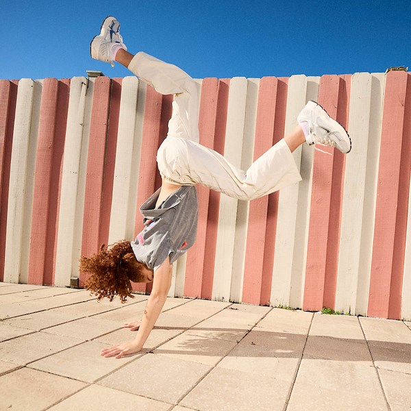 alternate view Nike Vomero 5 Athletic Shoe - Big Kid - Photon Dust / Gridiron / Sail / ChromeALT1B