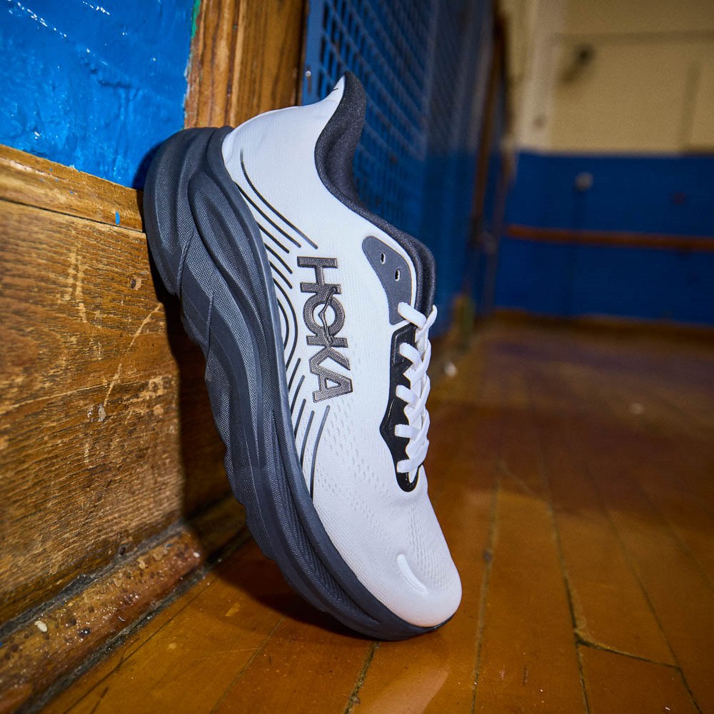 靴 HOKA Mens HOKA Clifton 11 Athletic Shoe - White / Black | Journeys