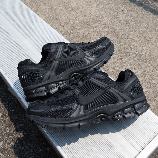 alternate view Mens Nike Zoom Vomero 5 Athletic Shoe - Black / BlackHERO