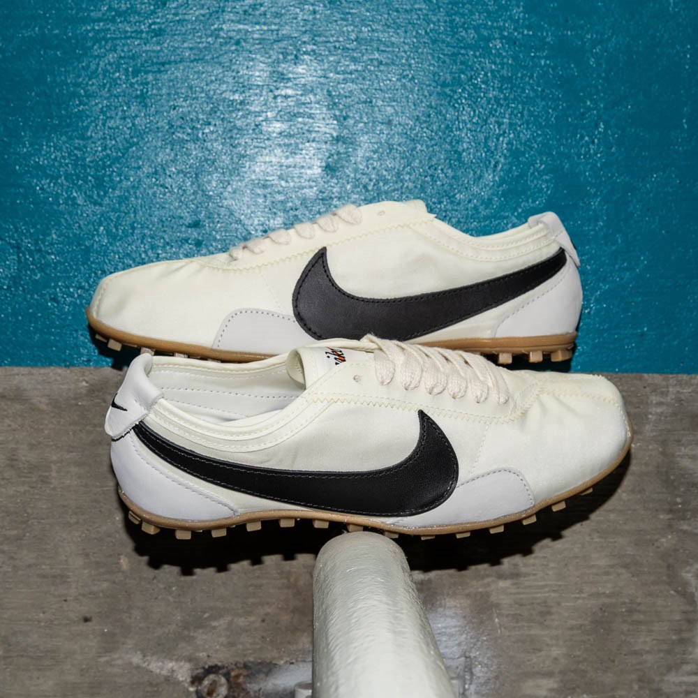 靴 Nike Women's Moon Shoe Womens Nike Moon Shoe OG Athletic Shoe - Sail / Black / Sail